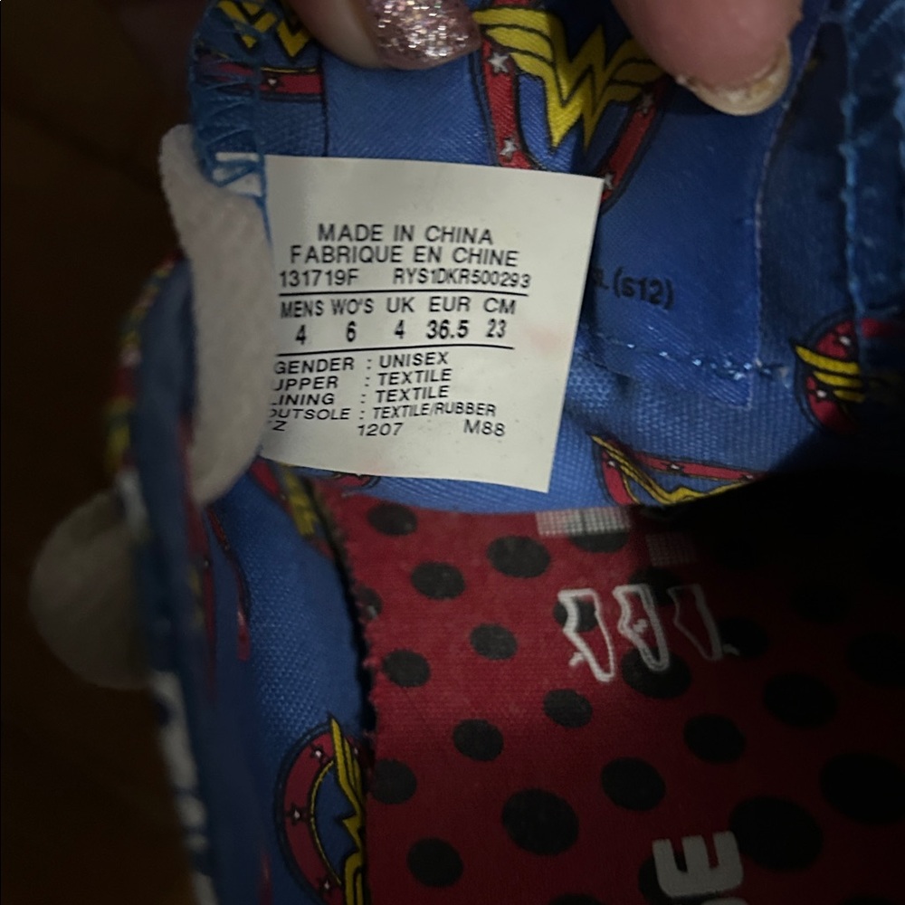 Converse x Wonder Woman Low top Print Gold Crown RARE TM&DC Comics/Converse EUC - Picture 5 of 7